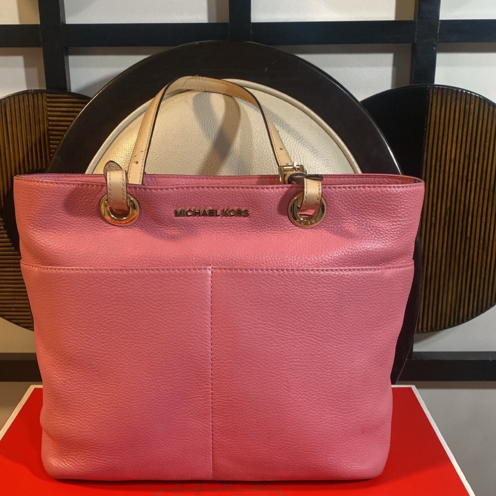Michael Kors bag used in good condition clean.